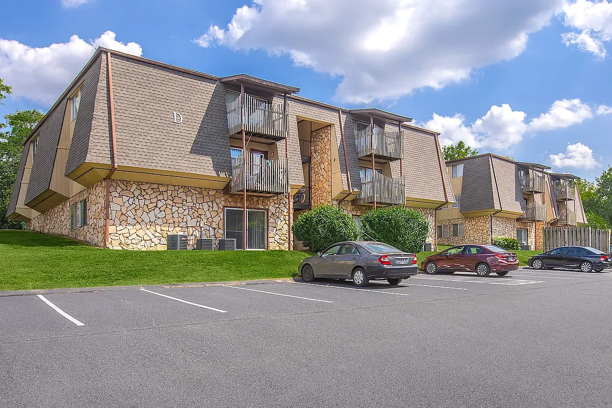 Hartford House Apartments — Photo 3