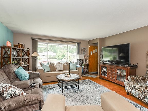 4th image of 27616 Hollywood Dr