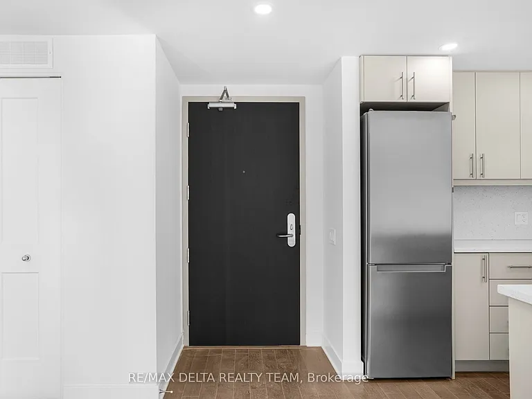 180 George St #2208 — Photo 6