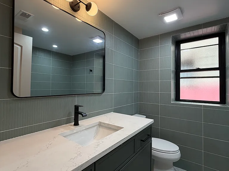 3530 W Dickens Ave #G — Photo 6