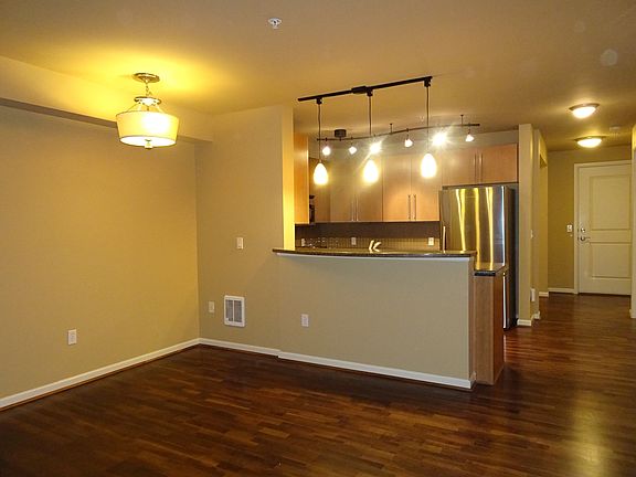 4th image of 124 Bellevue Ave E Unit 404