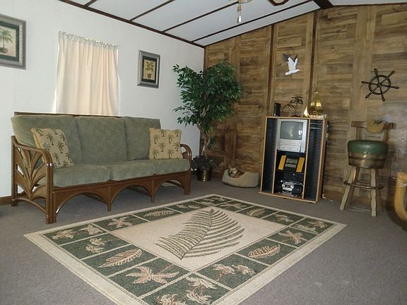 Living Room approx. 13' x 14'