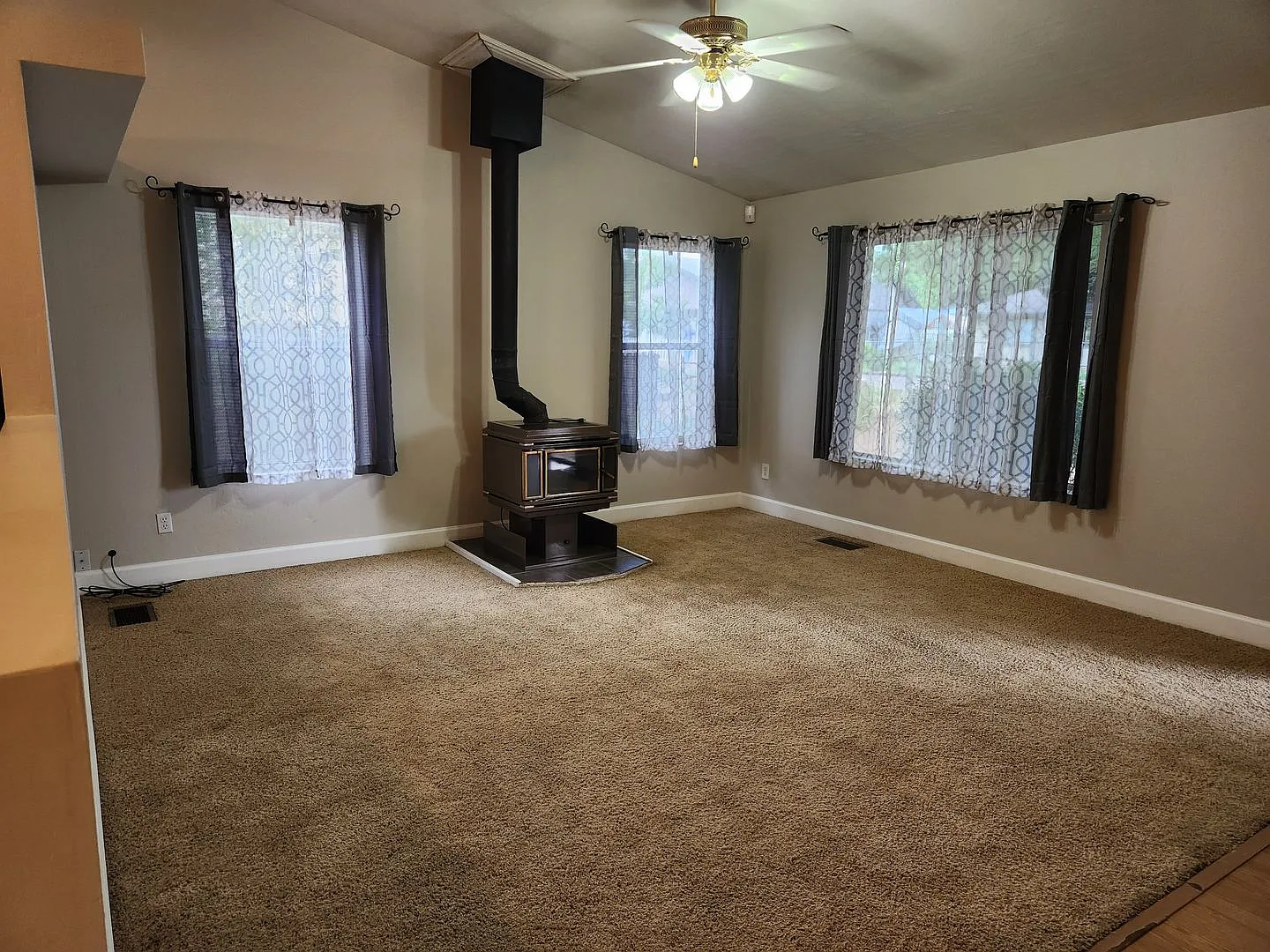 Beautiful 3 bed/3 bath home with huge bonus room — Photo 4