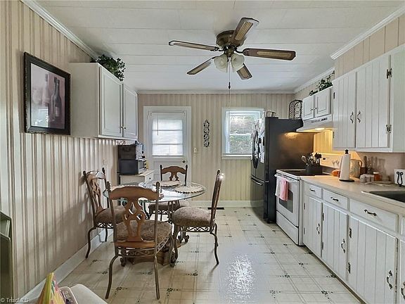 3rd image of 203 Circle St