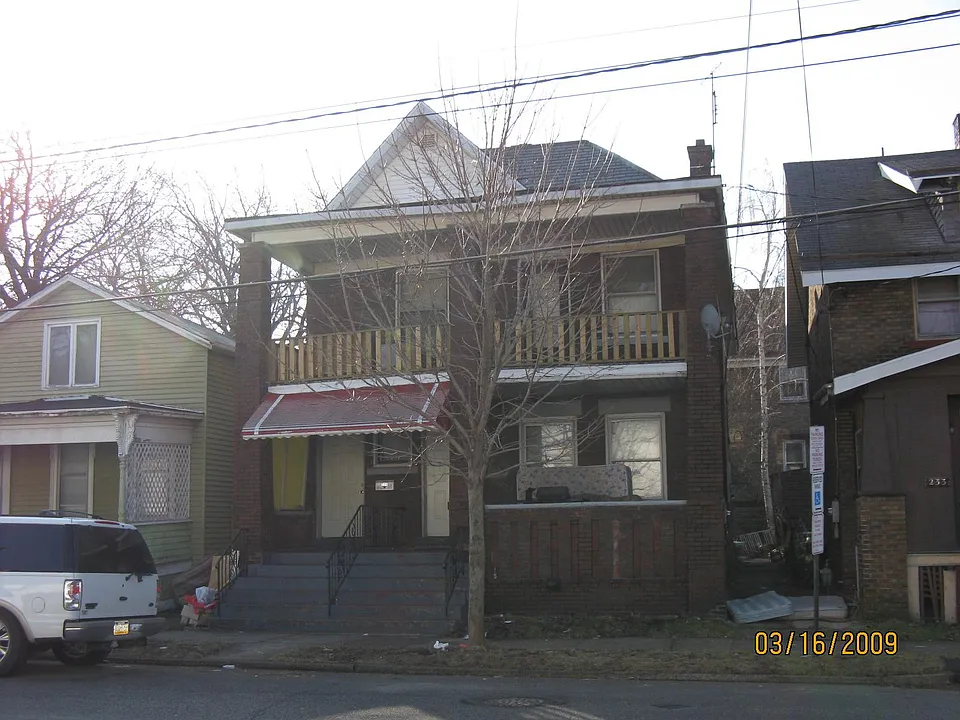 231 W 17th St
