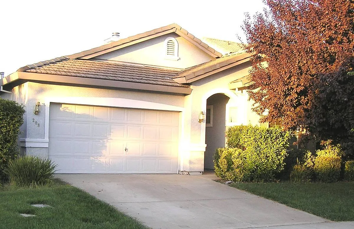 208 Bettencourt Dr — Photo 1