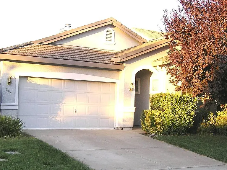 208 Bettencourt Dr — Photo 1