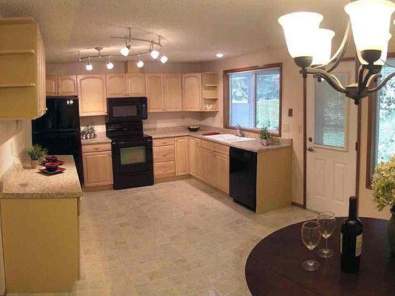 Totally remodeled kitchen and all appliances stay!!
