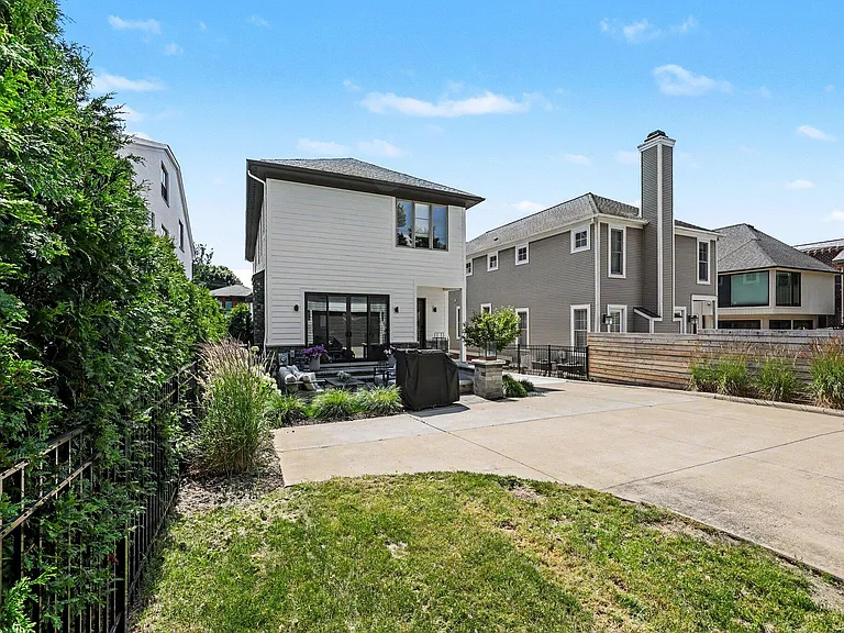 484 Park St — Photo 111