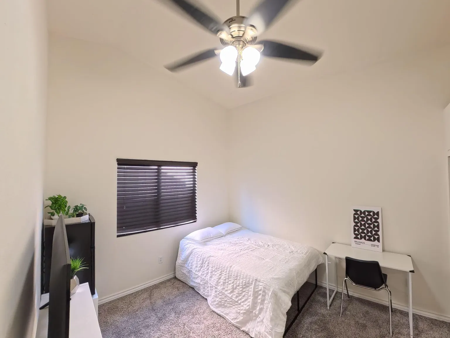 4 bed, 2.5 bath, 1967 sqft, $953 — Photo 3