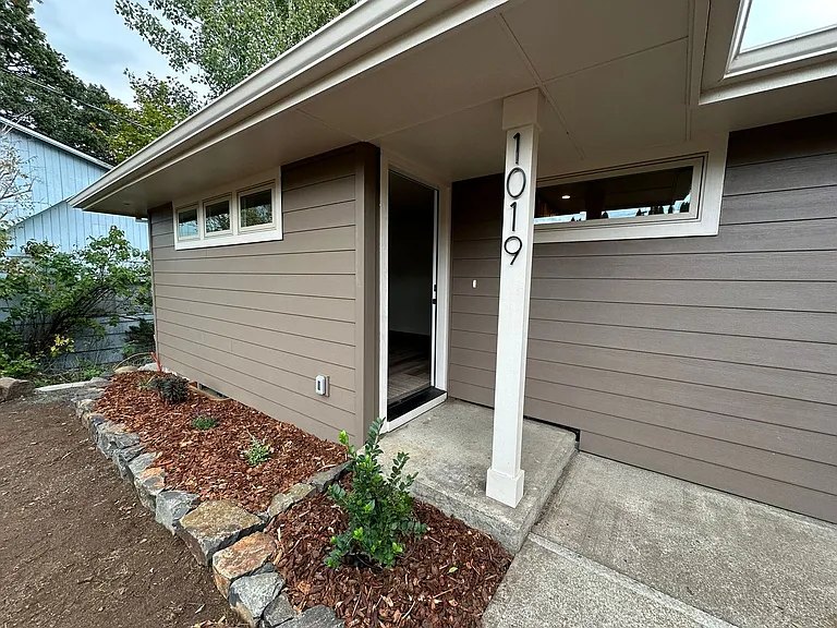 1019 Wilson St — Photo 2