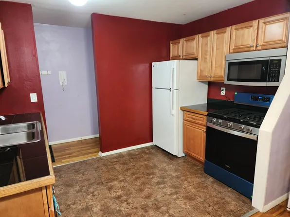 91 Regency Park Dr, Agawam, MA 01001