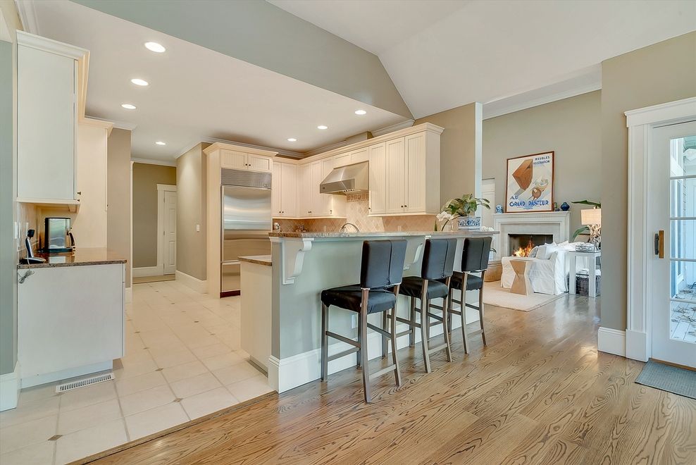  Casual Dining Counter Side While Cooking