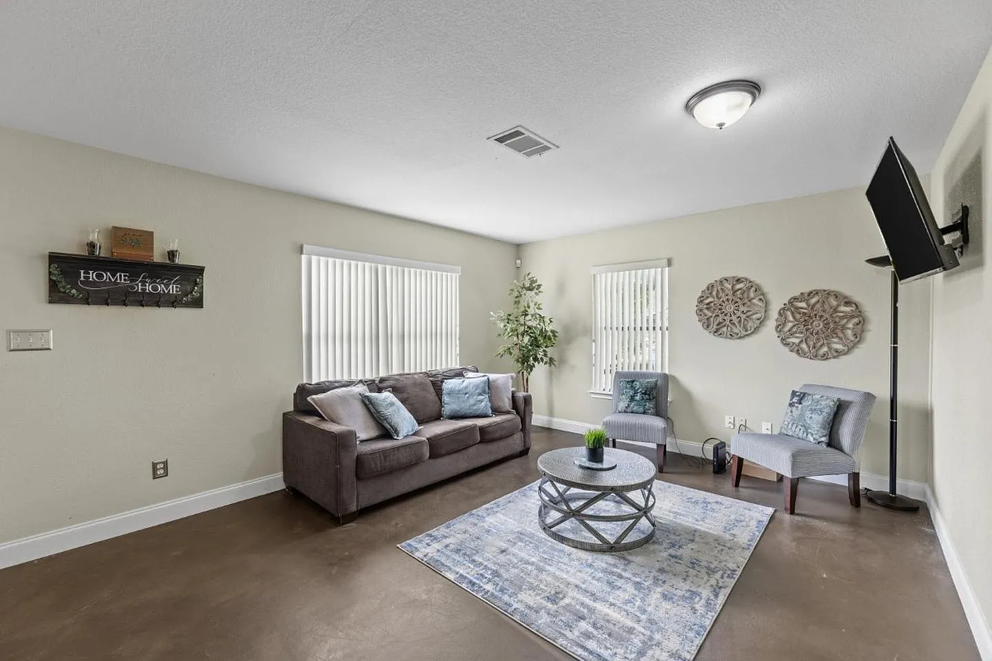 Stunning 7-Bedroom Home with Exceptional Features! — Photo 2