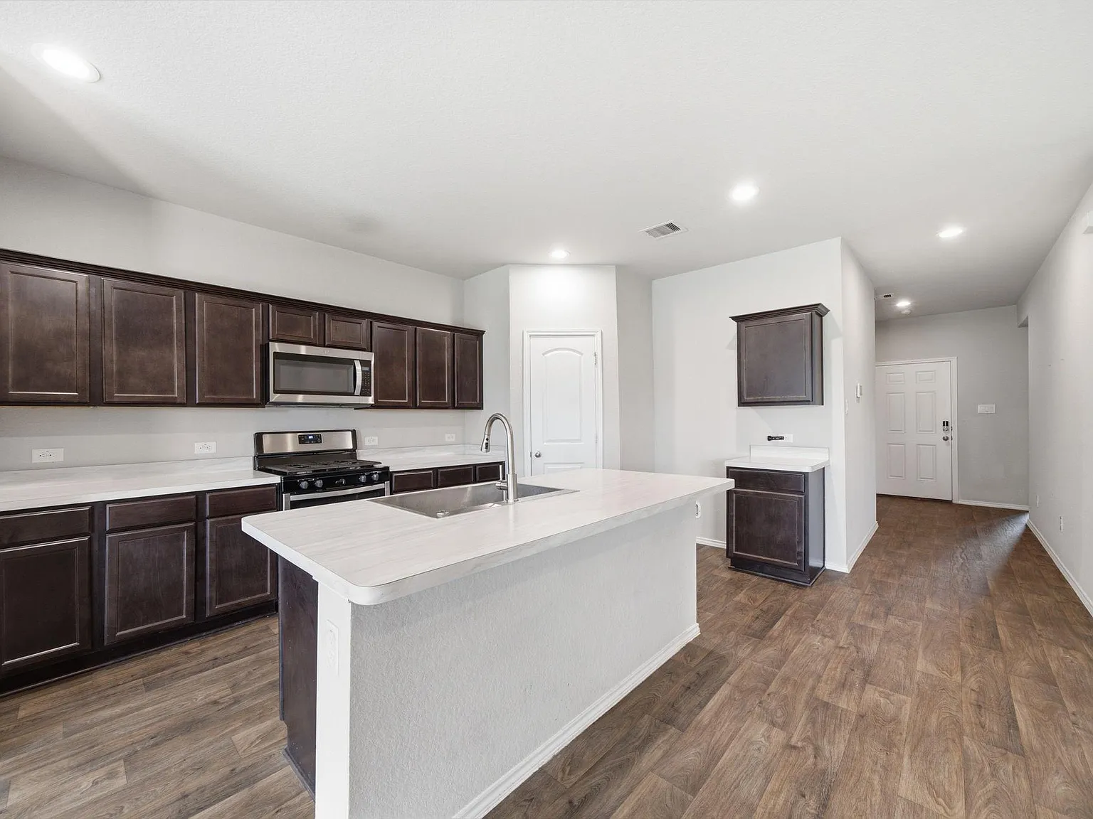 4 bed, 2.0 bath, 1736 sqft, $2,150 — Photo 2
