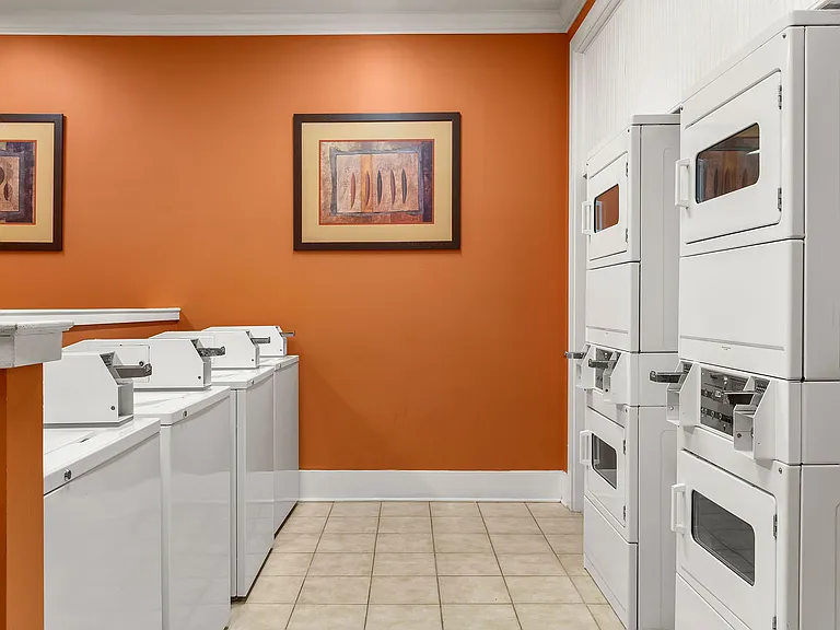 C195580_CreeksideVista_LAUNDRY_CENTER_02