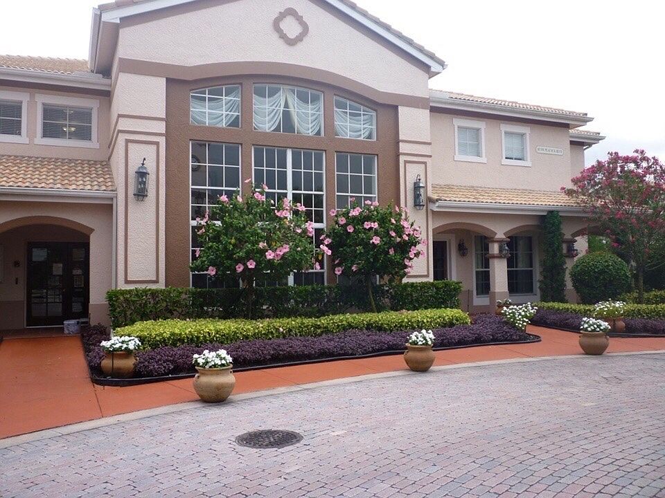 1st image of 110 SW Peacock Blvd APT 207