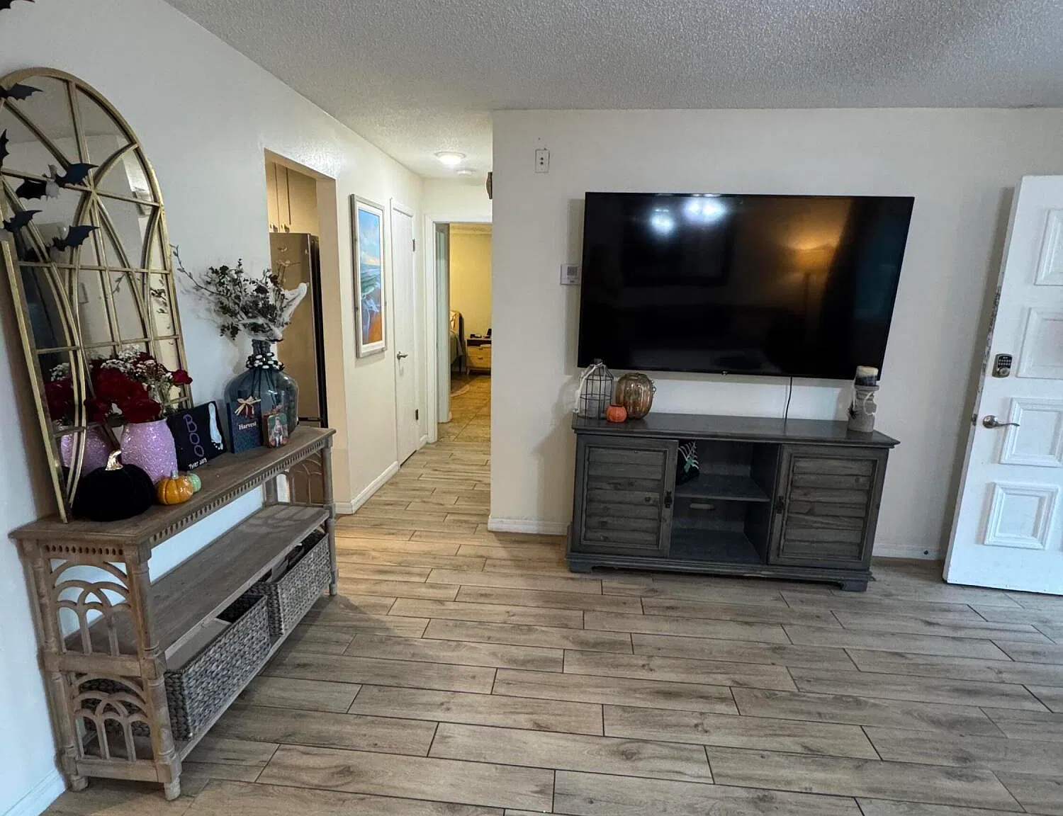 3 bed, 2.0 bath, 1267 sqft, $2,400 — Photo 3