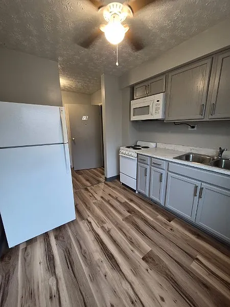6 Bradley Ave — Photo 4