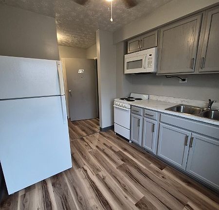 4th image of 10 Bradley Ave #15