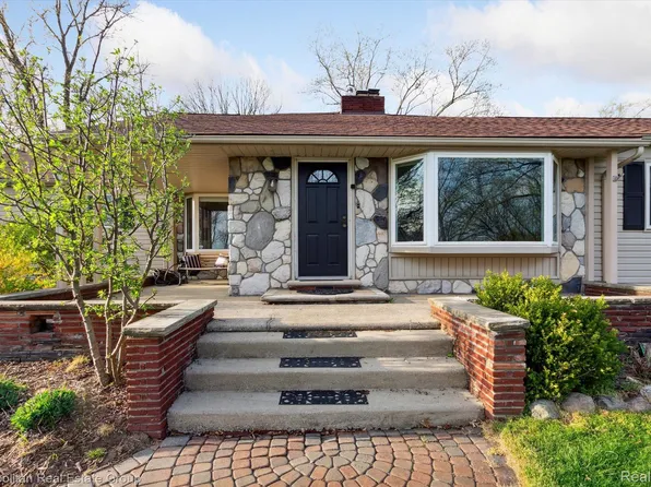 774 Polvadera St, Commerce Township, MI 48382