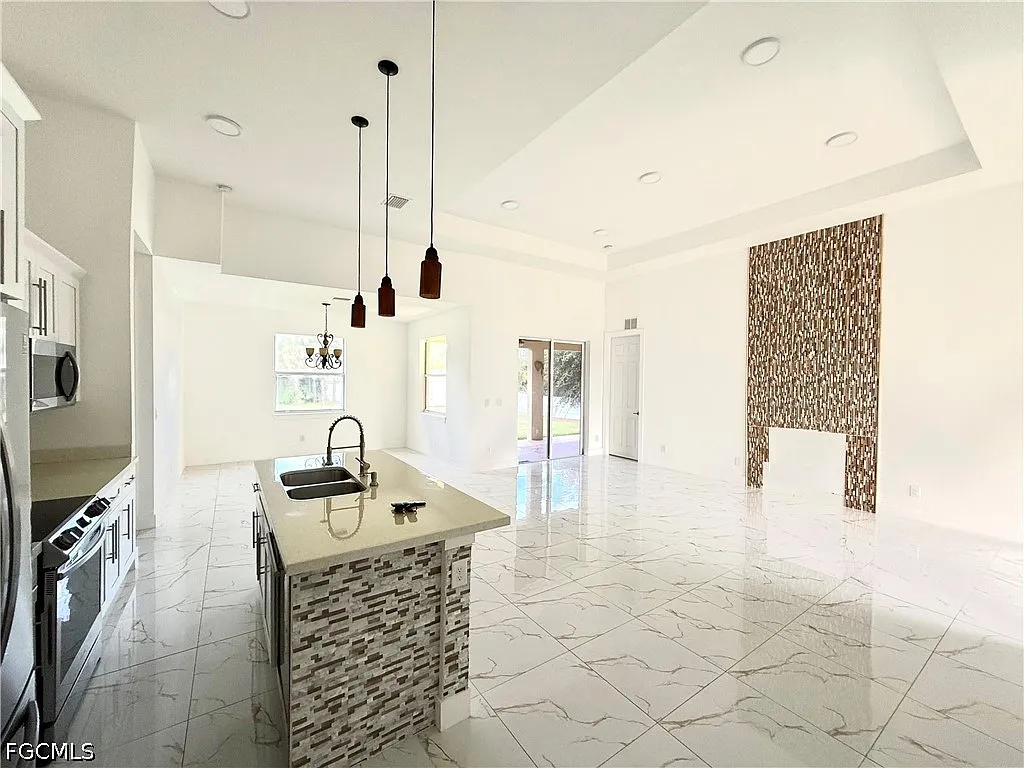3 bed, 2.0 bath, 1793 sqft, $2,300 — Photo 3