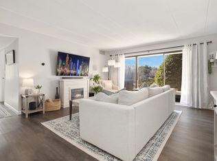 3 Ledgewood Way APT 8, Peabody, MA 01960