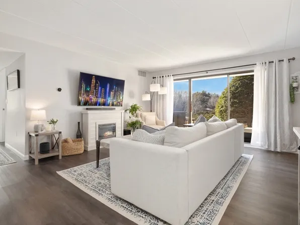 3 Ledgewood Way APT 8, Peabody, MA 01960