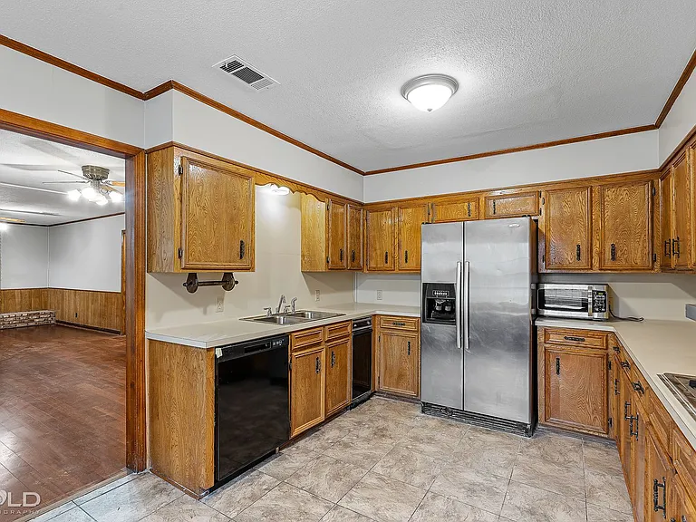1005 Clarence St — Photo 17