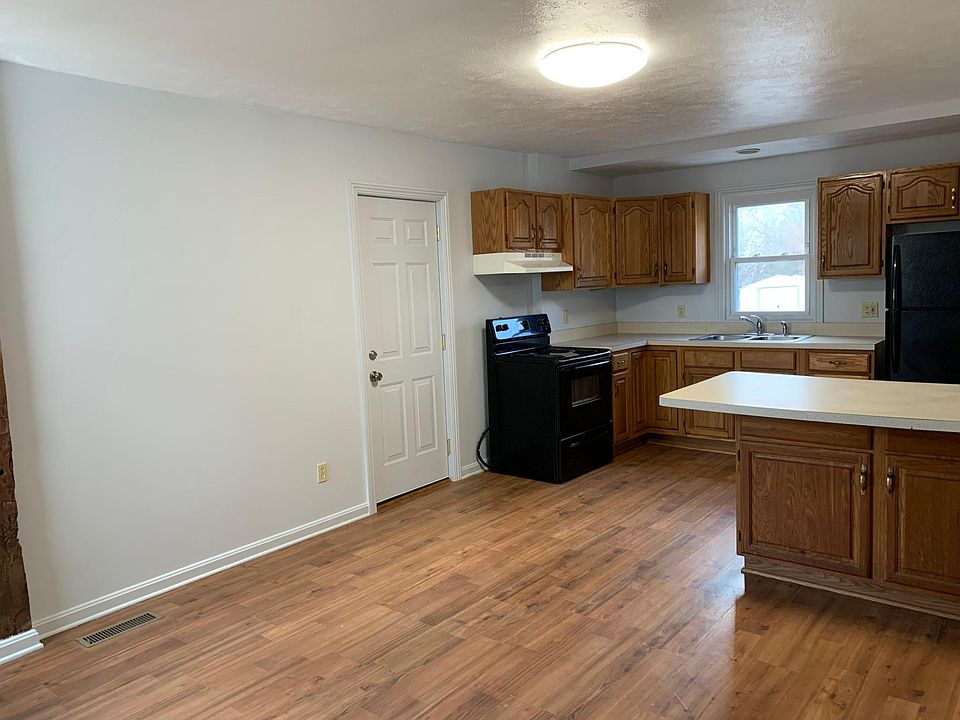 LARGE KITCHEN