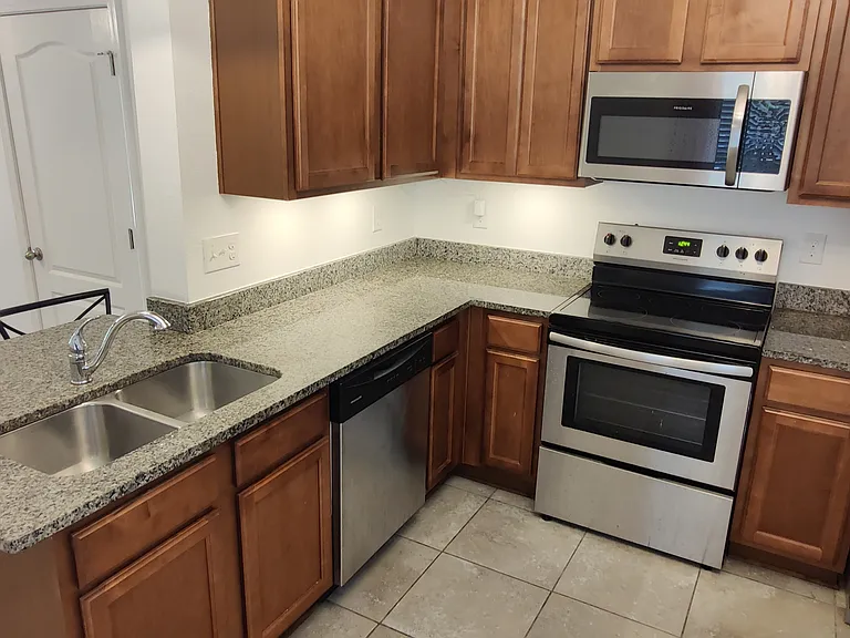 628 Servia Dr — Photo 6