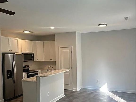 4th image of 1006 N Oakwood St