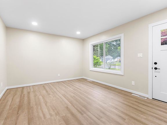 2nd image of 158 Saratoga Ave