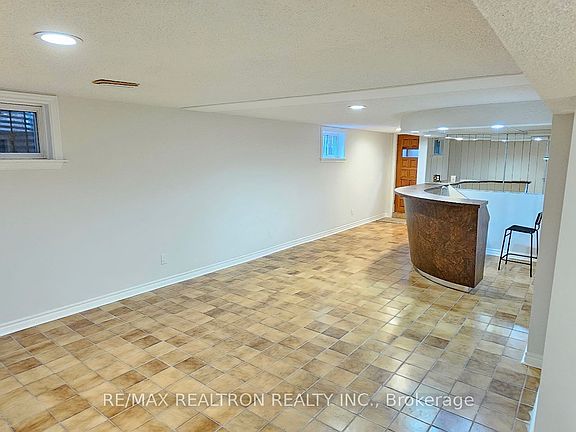 5th image of 30 Vanwood Rd #Basement