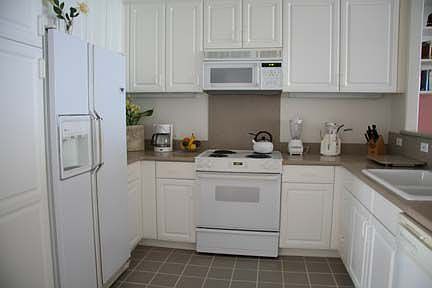 Kitchen has corian counters
