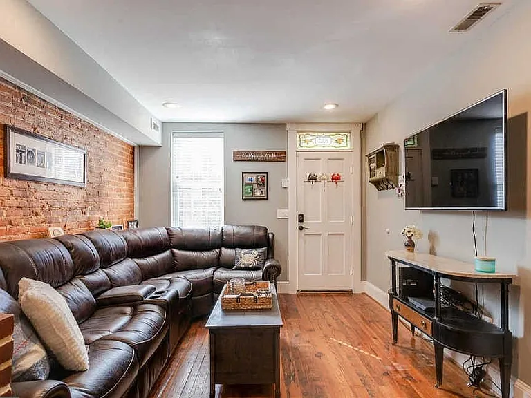 102 E Randall St — Photo 3