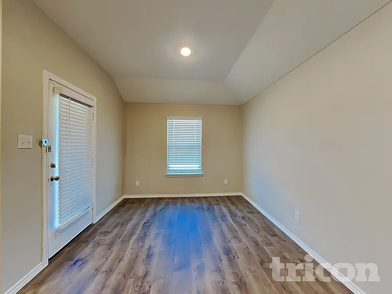 3323 Hawkins Dr — Photo 3