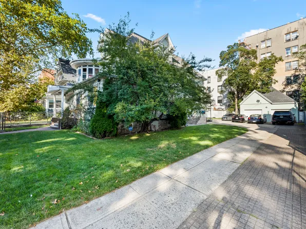 235 East 19th Street image 3 of 24