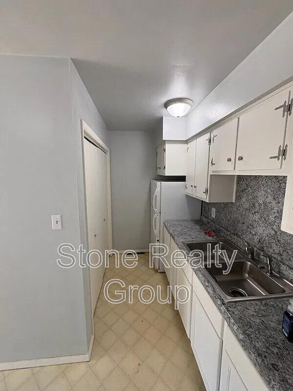 2 bed, 1.0 bath, $700 — Photo 3