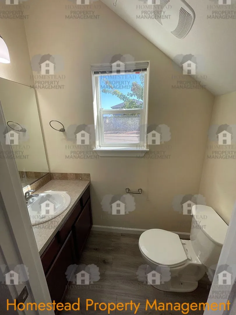 3 bed, 2.5 bath, 1380 sqft, $2,000 — Photo 3