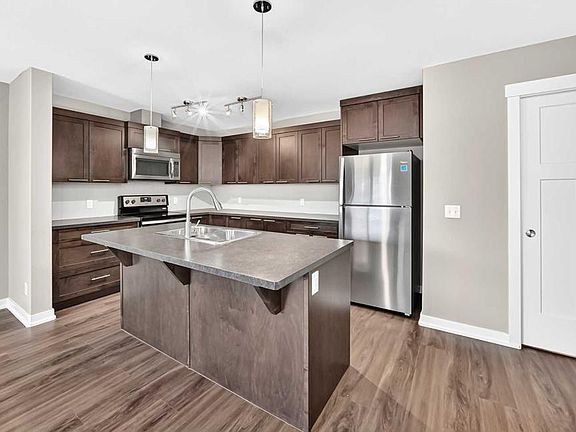 5th image of 909 N Skyview Ranch Grv NE
