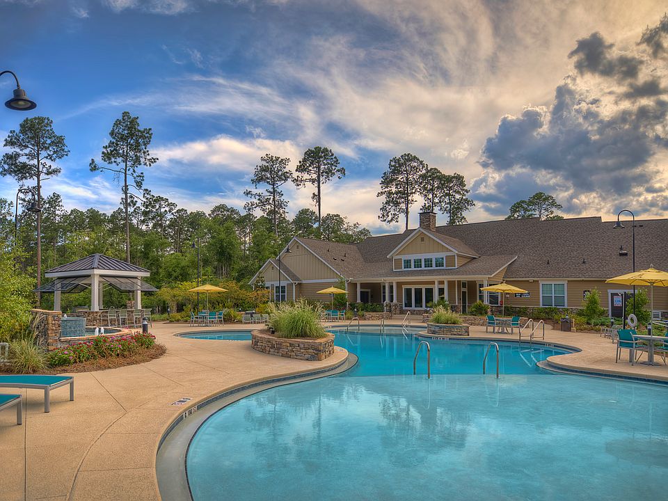 Resort-style swimming pool and clubhouse