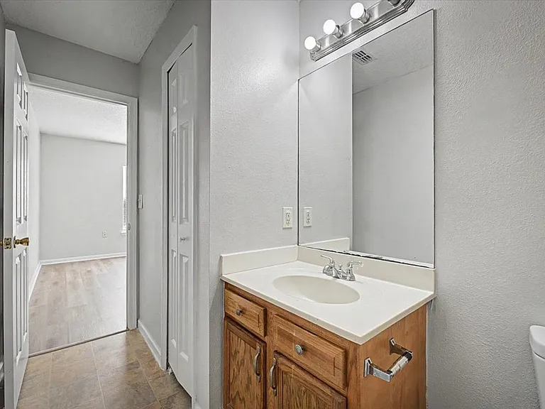 3303 Broadway Ave — Photo 21
