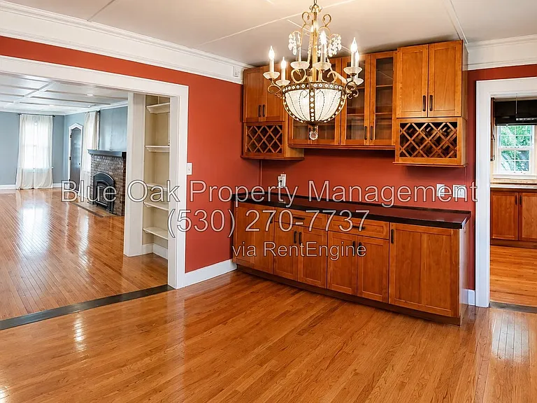 687 E 8th St — Photo 3