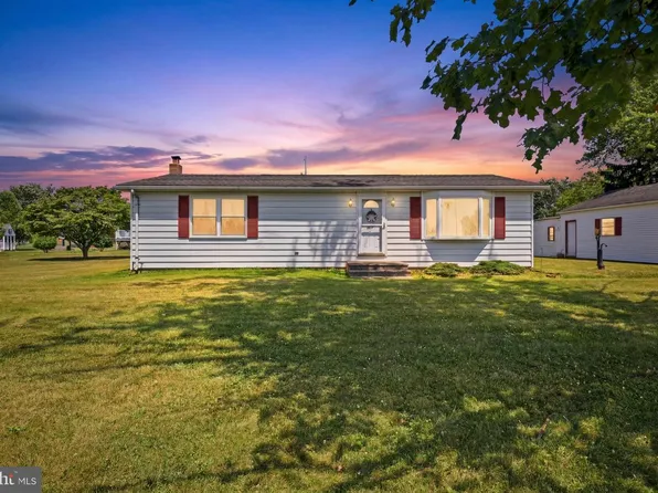 5413 Waltersdorff Rd, Spring Grove, PA 17362