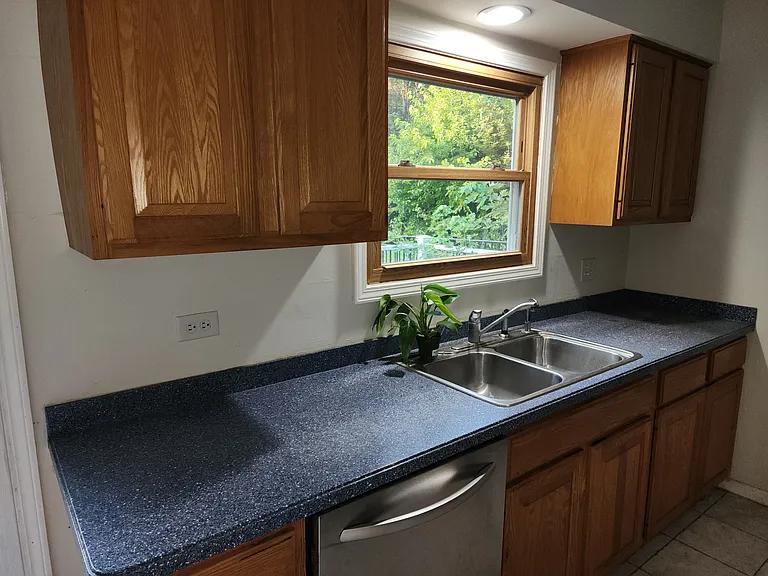 39W496 Hemlock Dr — Photo 3