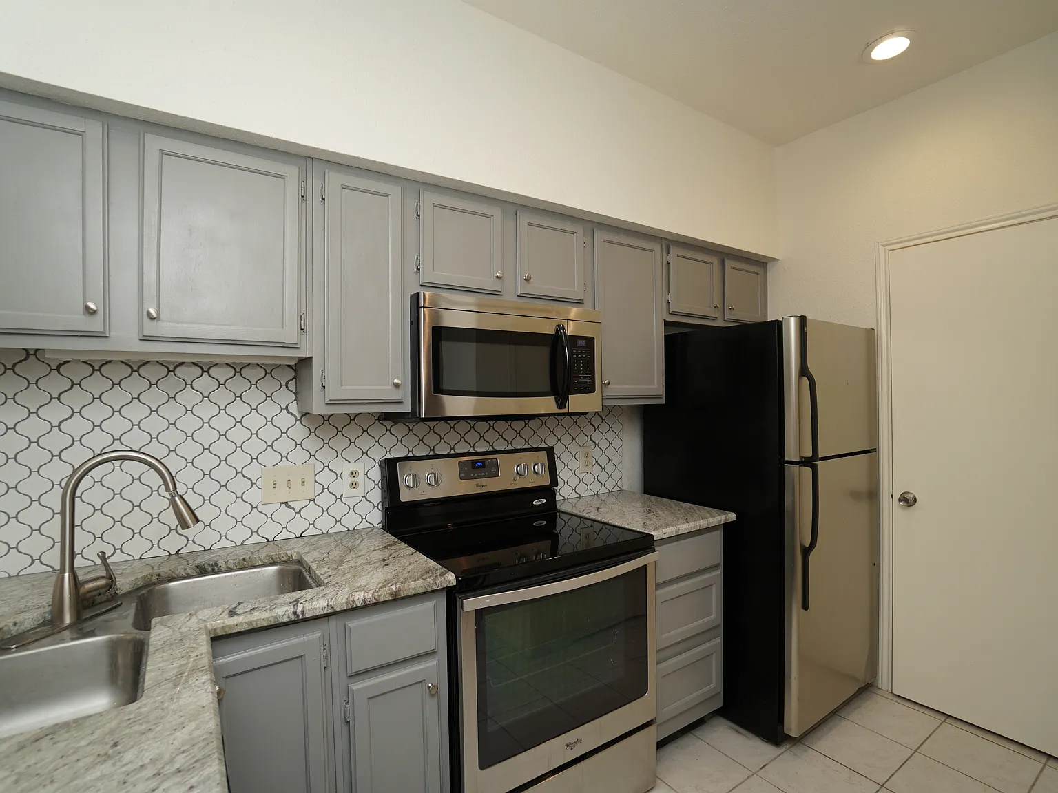 1 bed, 1.5 bath, 943 sqft, $1,295 — Photo 3