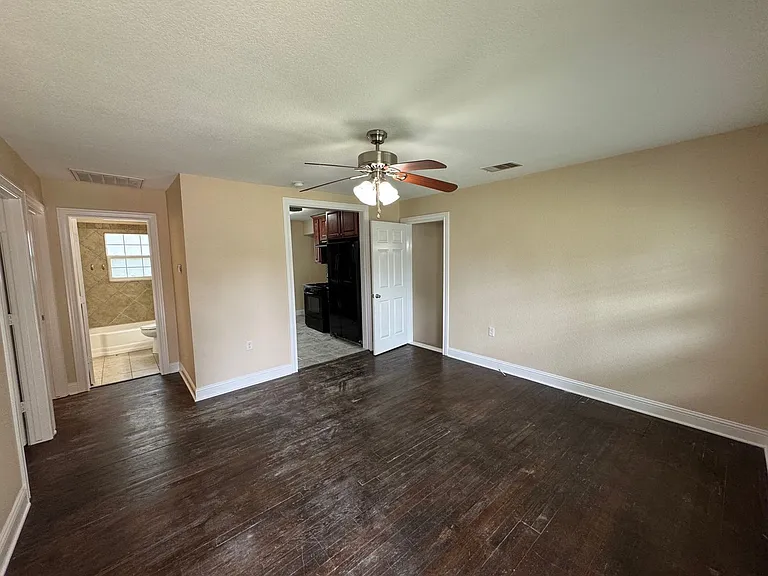 2729 Proctor Ave — Photo 2