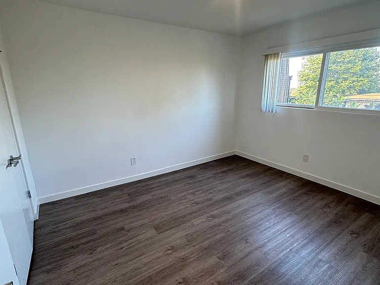 2400 Beverley Ave #5 — Photo 11