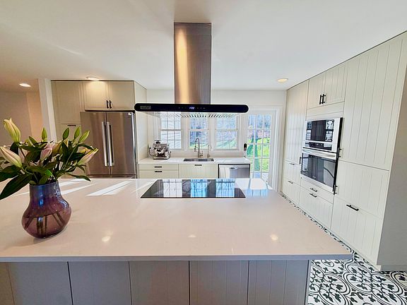 5th image of 10 Lockwood Cir
